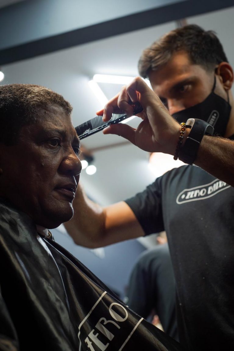 Interior tranquilo da barbearia do tio caian
