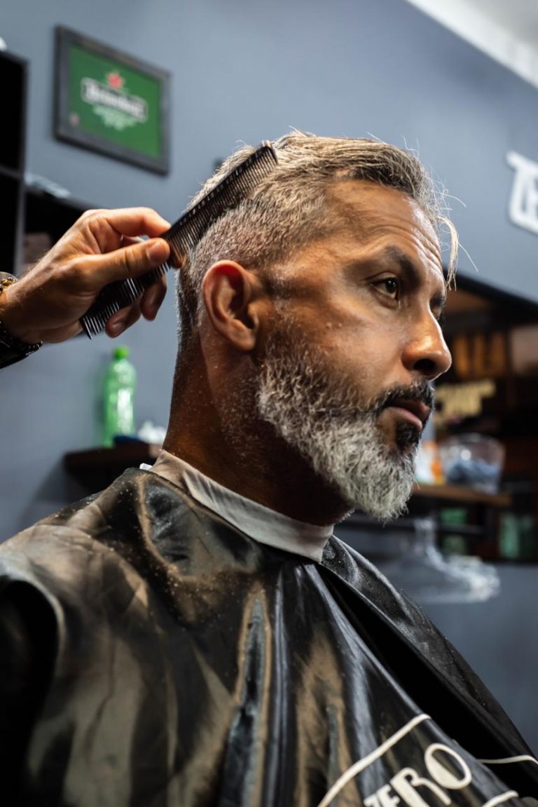 Cliente sendo recebido na barbearia de corte masculino