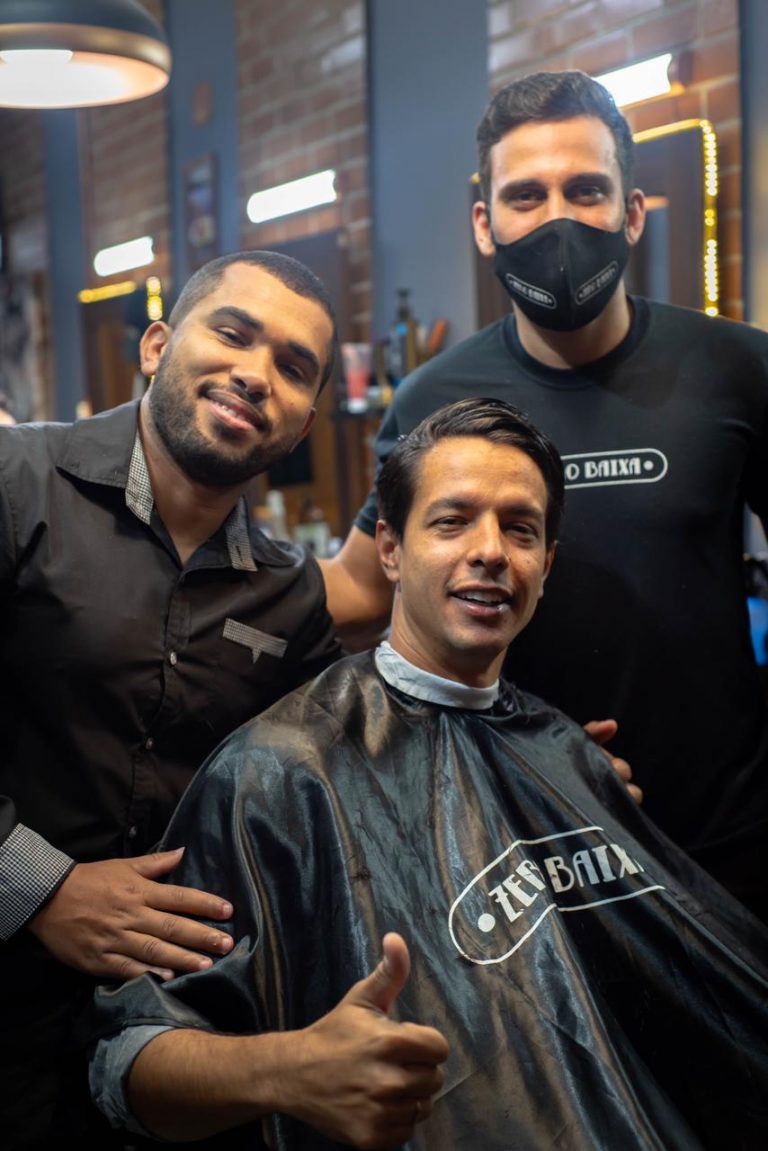 Cliente satisfeito com seu barbeiro tio caian