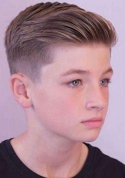 Ideal para cabelos lisos, este corte clássico com penteado lateral oferece um visual limpo e arrumado, adequado para qualquer ocasião.