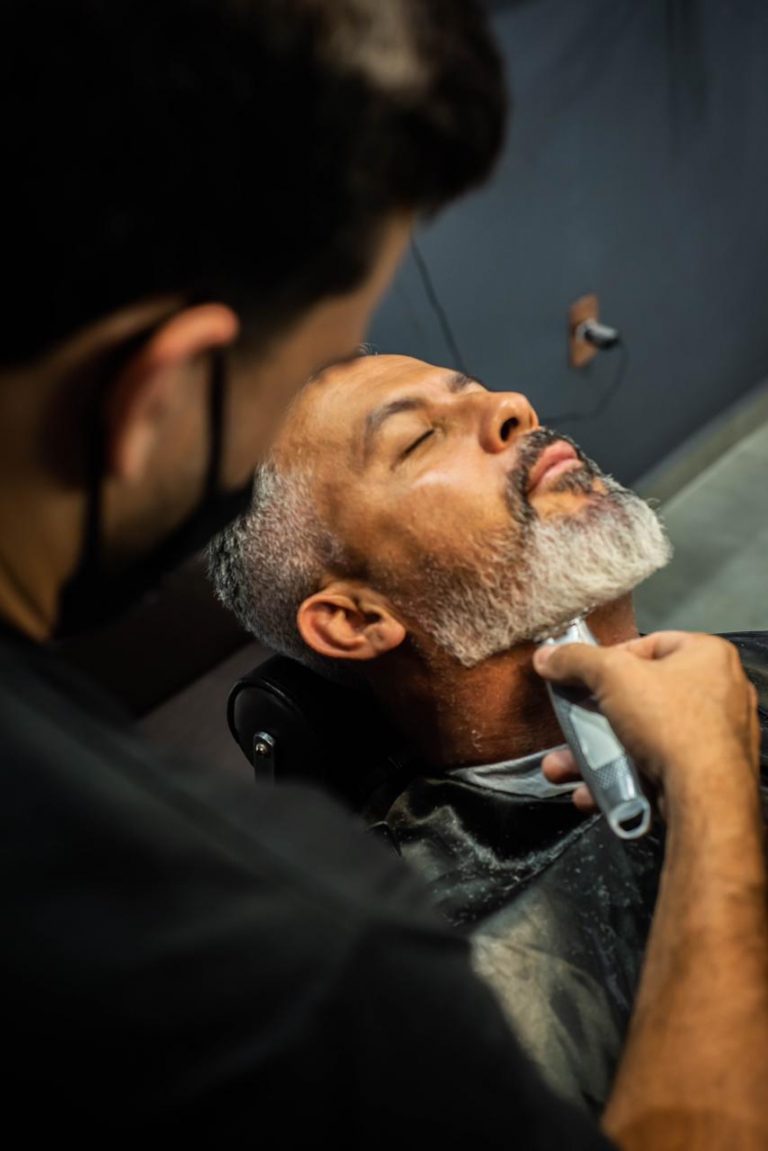 Especialista em Visagismo Trabalhando em Barba Masculina