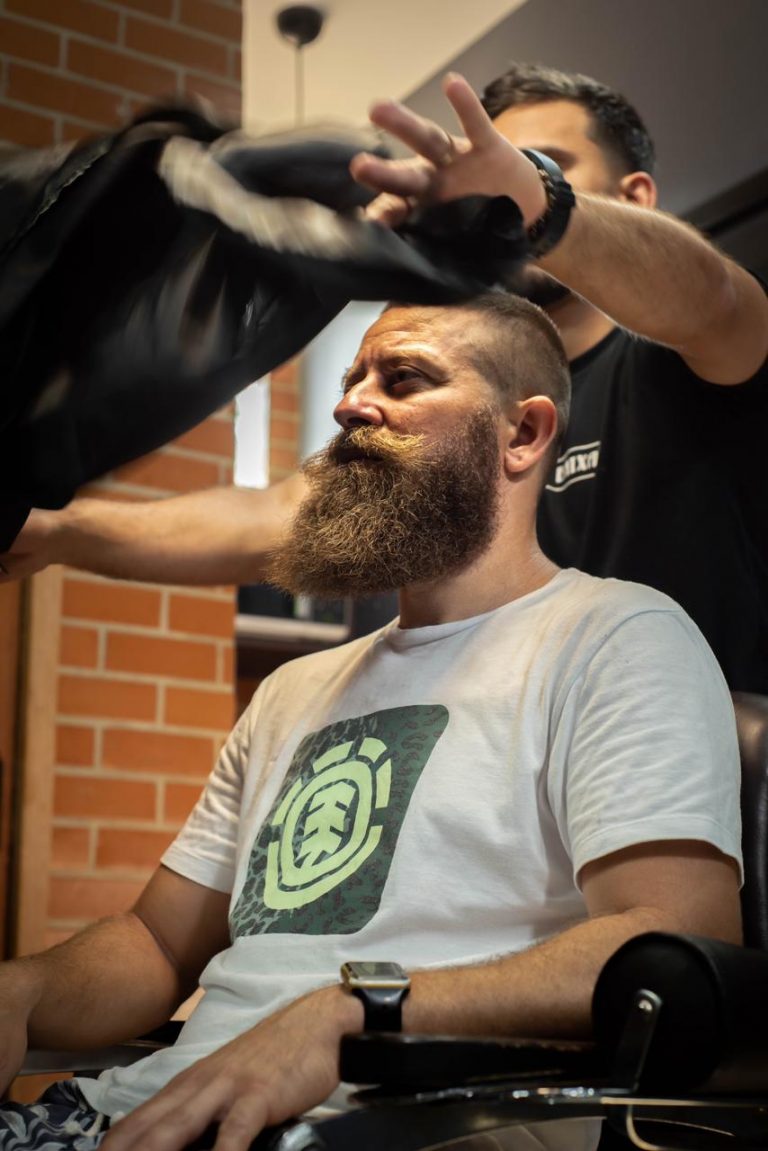 Técnica de Visagismo Aplicada em Corte de Barba Estiloso