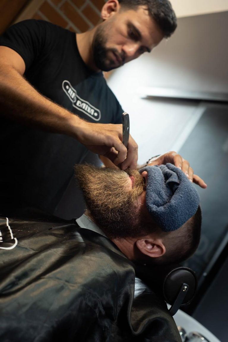 Transformação de Estilo com Corte de Cabelo e Barba no Visagismo