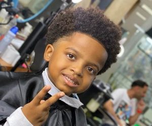 menino cortando cabelo